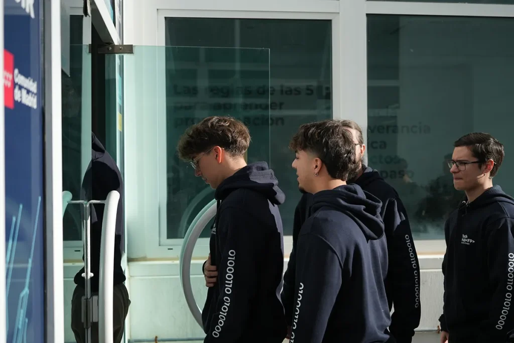 Equipo con desarrollador de plataformas web creando soluciones online y software web