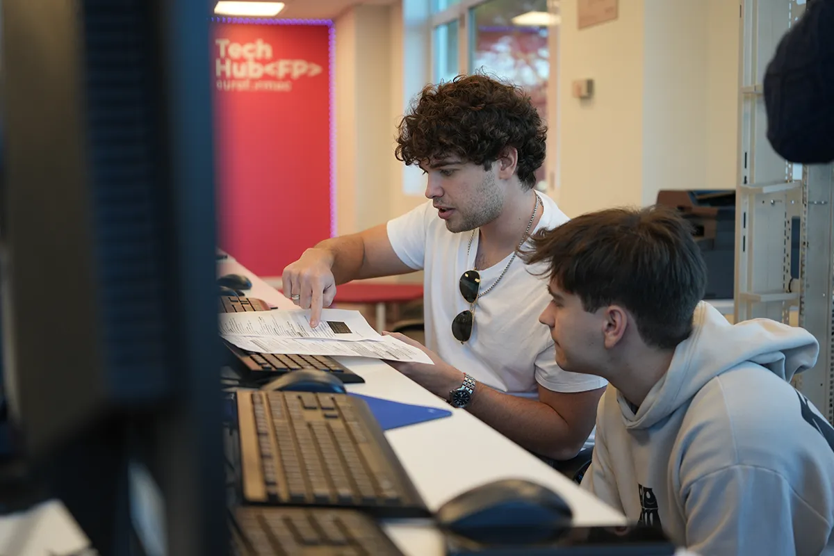 Desarrollador de plataformas web trabajando en código desde un portátil en entorno moderno