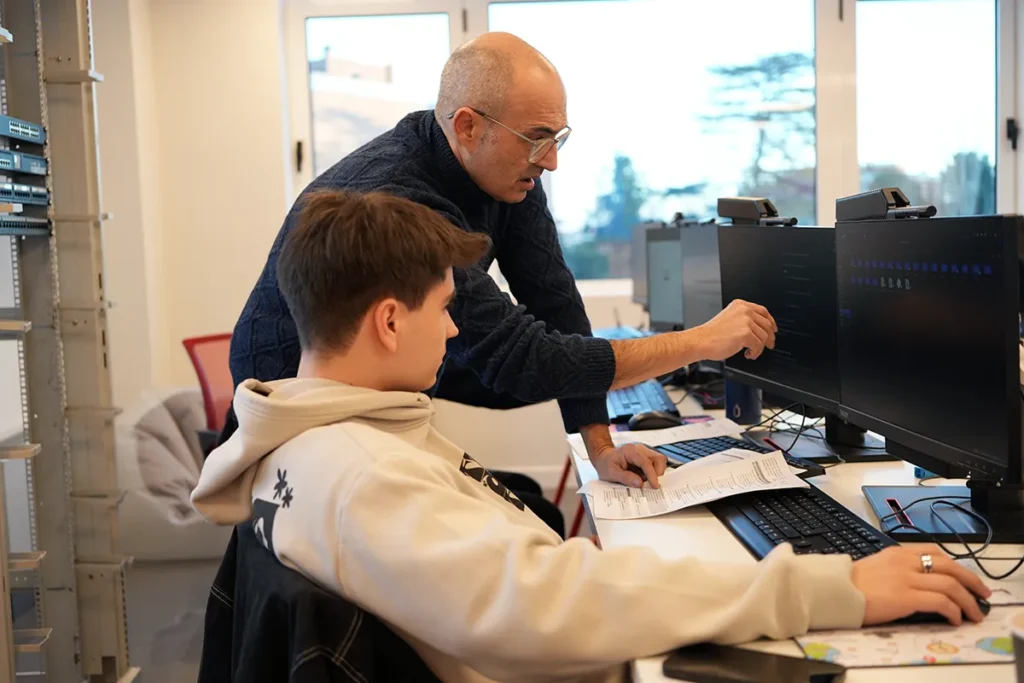 Desarrollador de plataformas web diseñando y programando aplicaciones digitales en oficina