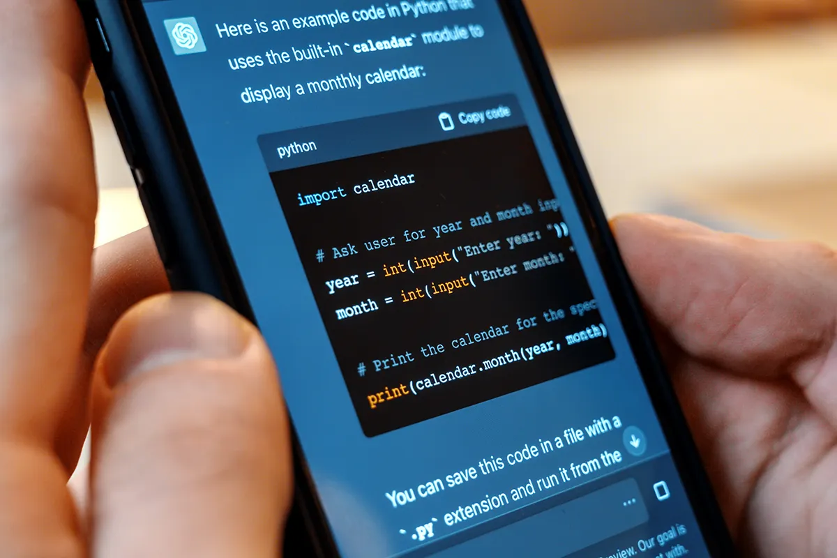 Estudiante consultando un chatbot IA y recibiendo respuestas poco fiables