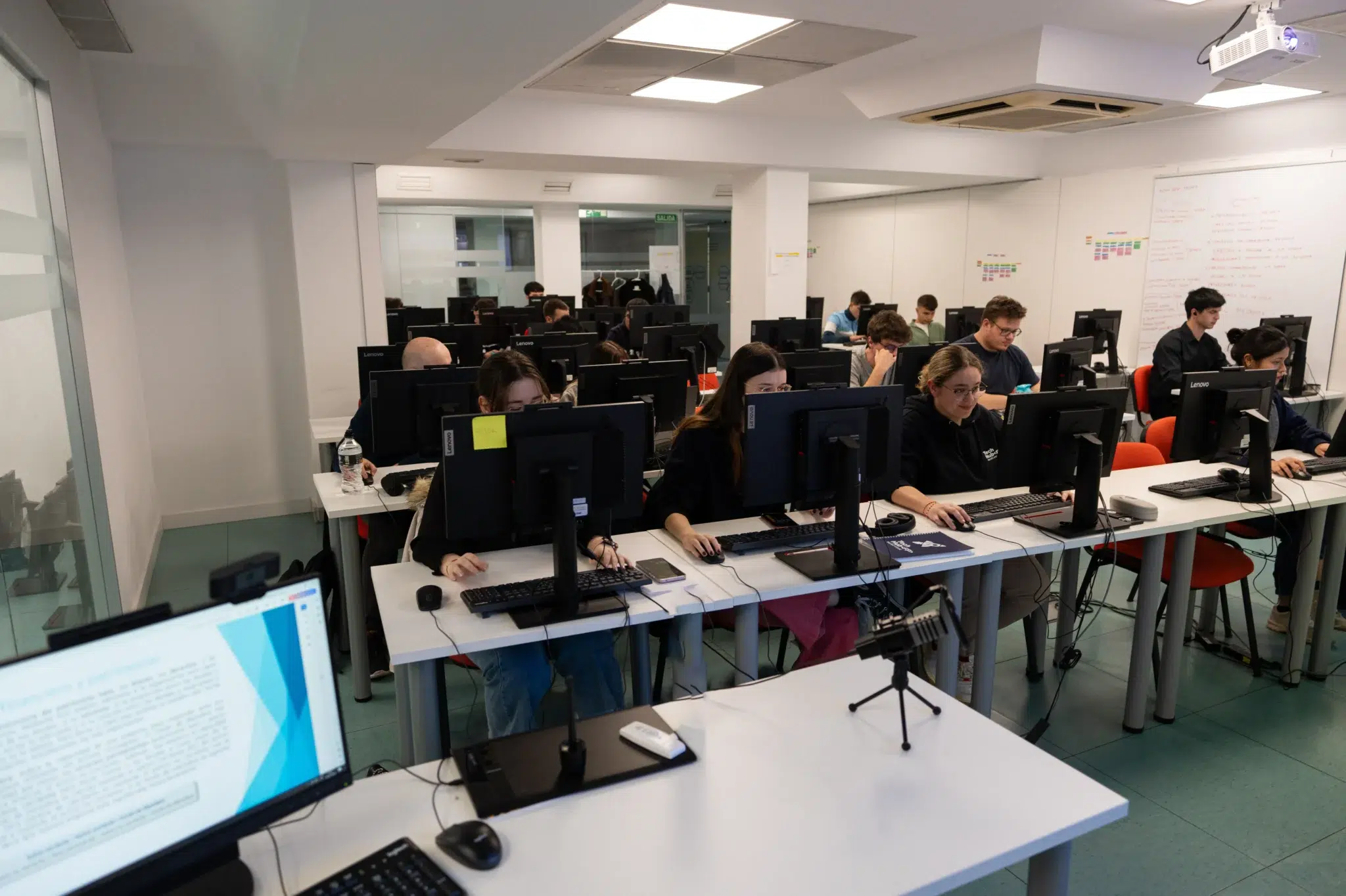 Estudiante de Formación Profesional en informática realizando prácticas de mantenimiento y soporte técnico en un laboratorio tecnológico