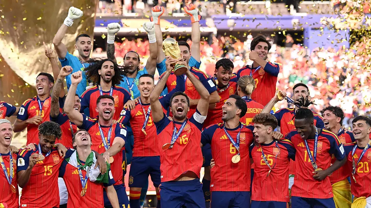 Selección española celebrando el título del Mundial 2026 con el trofeo