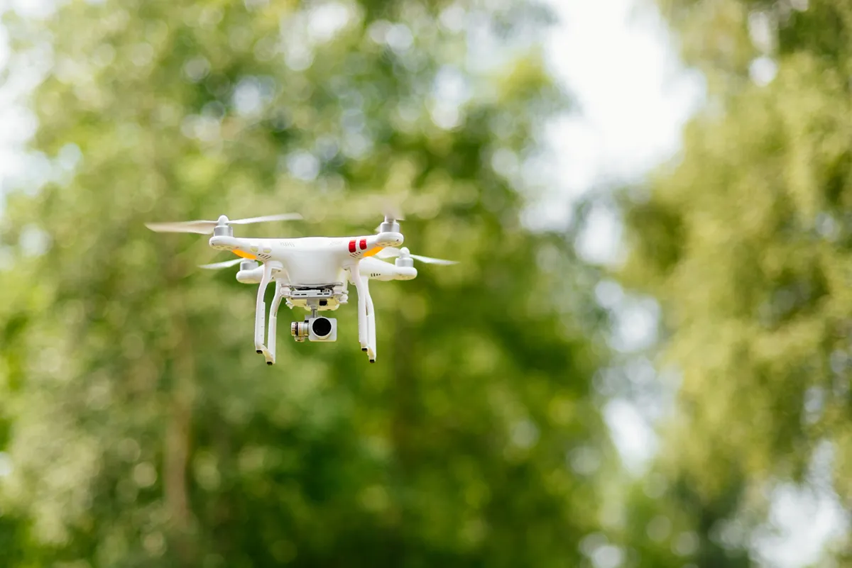 Drones, sensores e inteligencia artificial: la tecnología detrás de un cazamosquitos