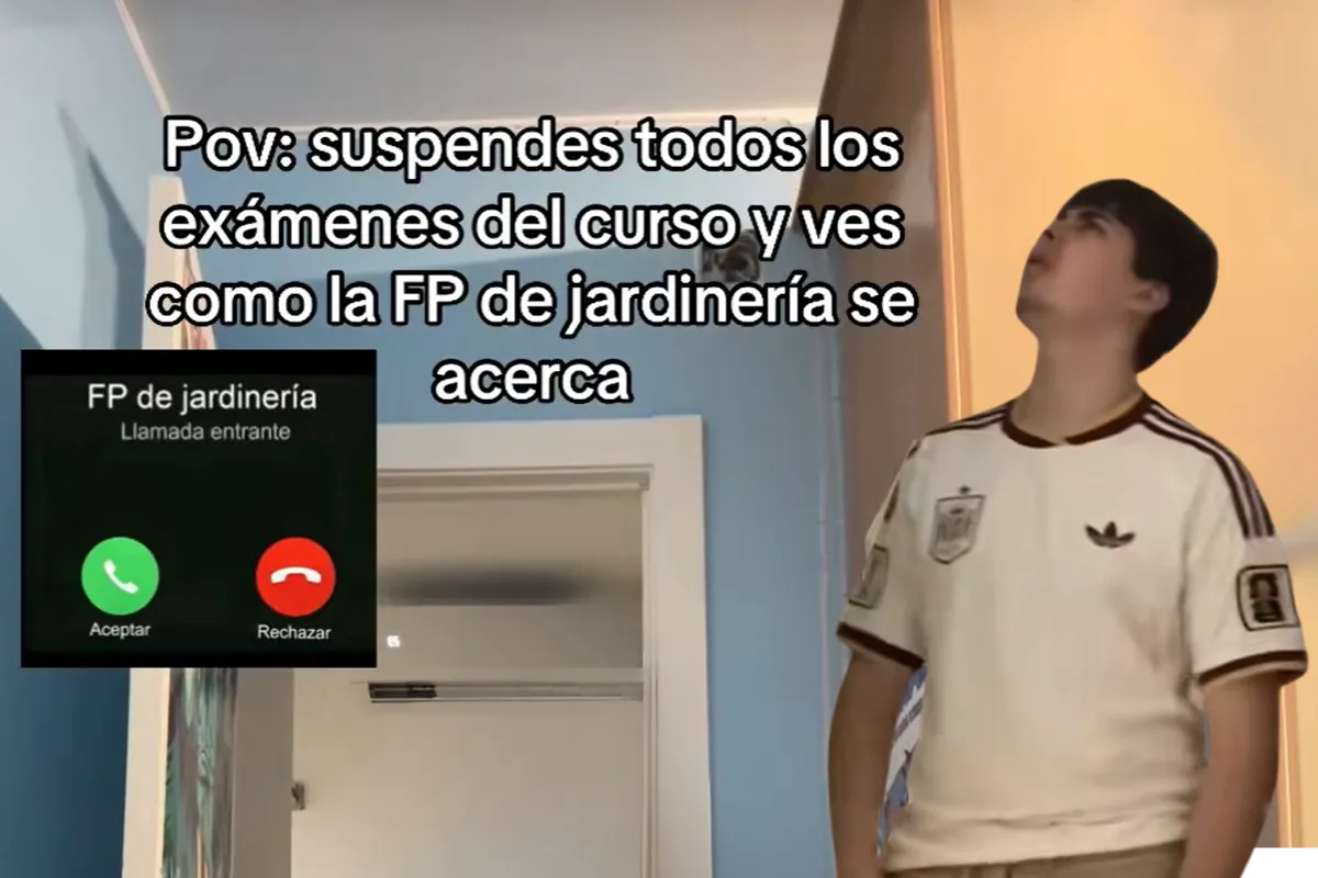 Estudiante mirando el móvil con el audio viral de la FP de Jardinería en TikTok