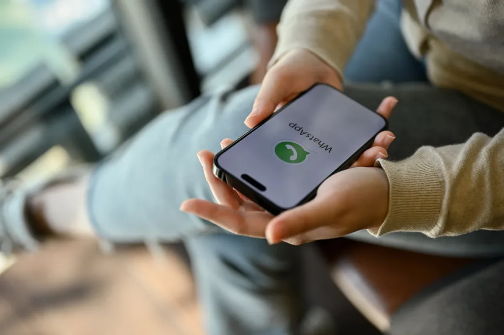 Logotipo de WhatsApp junto a una interfaz con la opción de crear un nombre de usuario, una de las novedades de la aplicación