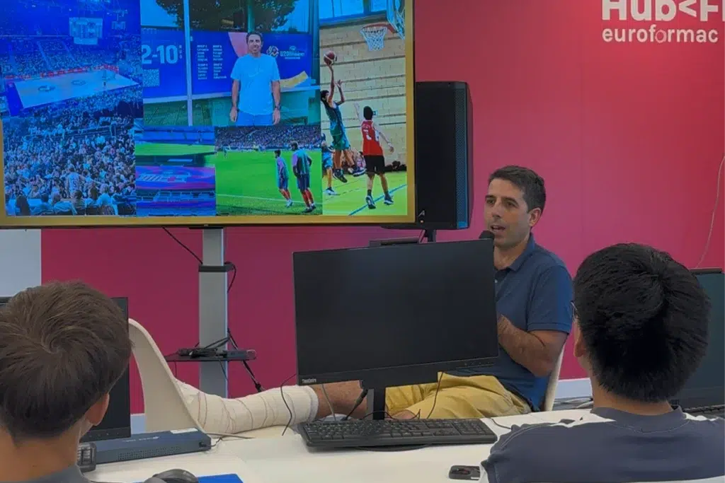 Adrián Pradilla impartiendo una ponencia sobre IA, análisis de datos y aplicaciones tecnológicas en el deporte en el Tech Hub Barajas