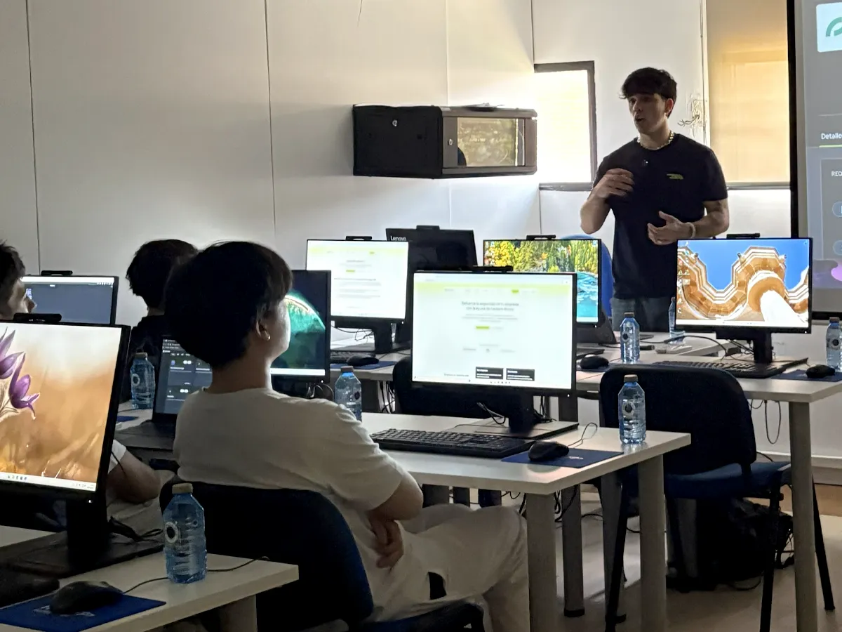 Profesional de Secur0 en el workshop sobre phishing y ciberseguridad del Open Day de FP Euroformac