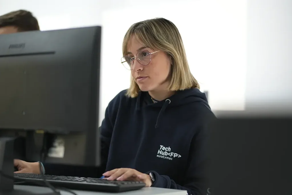 Estudiantes de Administración y Finanzas preparándose para trabajar en comercio electrónico y gestión empresarial