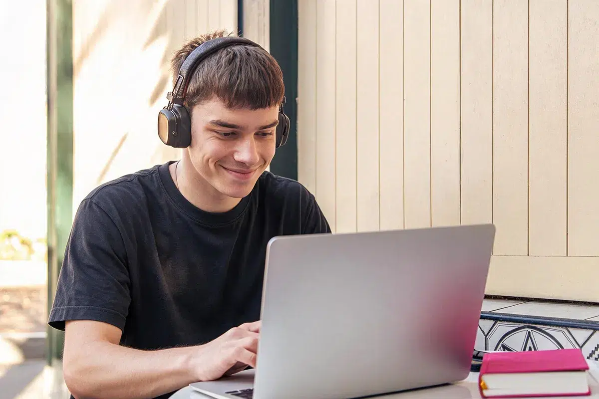 Estudiante de Informática utilizando herramientas gratuitas como Excalidraw, Photopea, Have I Been Pwned, Submarine Cable Map y Just Delete Me